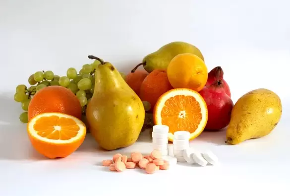 Vitamine in Früchten und Tabletten für die Potenz